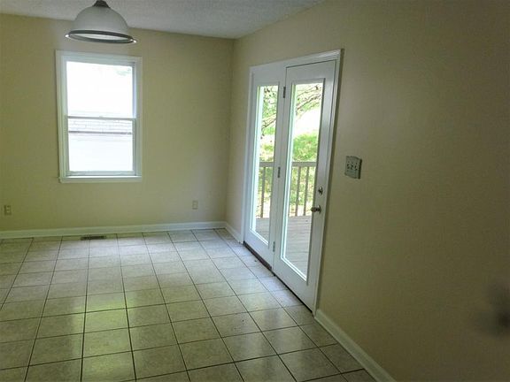 4th image of 130 Pine Knot Ln