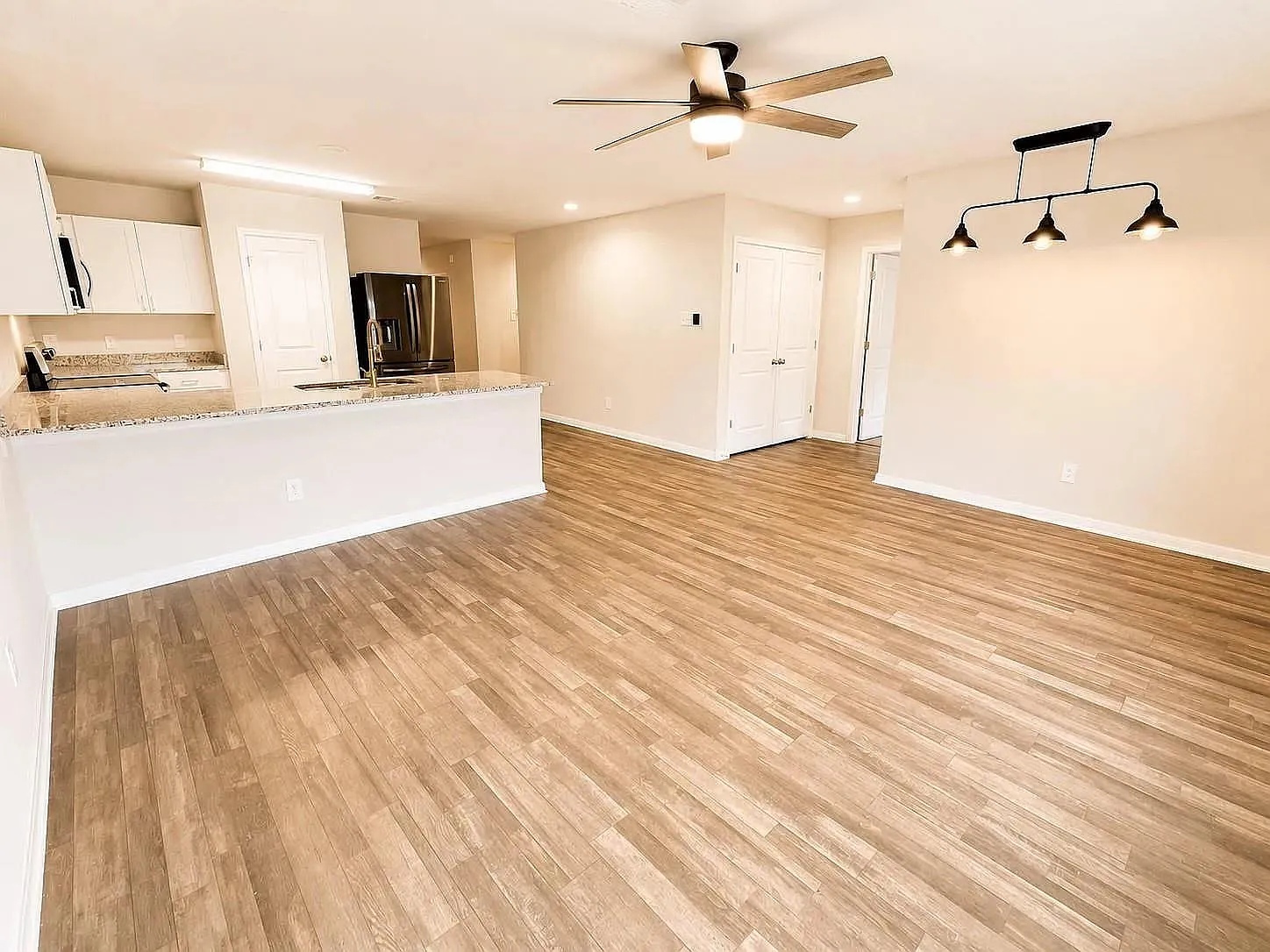 4 bed, 2.0 bath, 1471 sqft, $1,700 — Photo 2