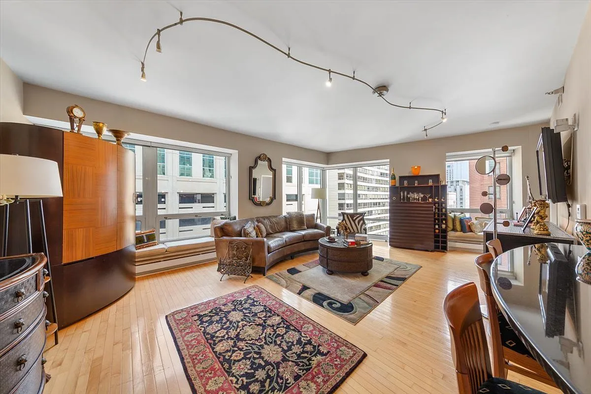 1 bed, 1.5 bath, 1045 sqft, $3,300 — Photo 2