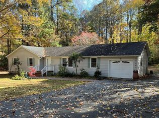 904 Oak Ln, Kilmarnock, VA 22482