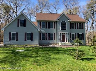 504 Gandolf Rd, Tamiment, PA 18371