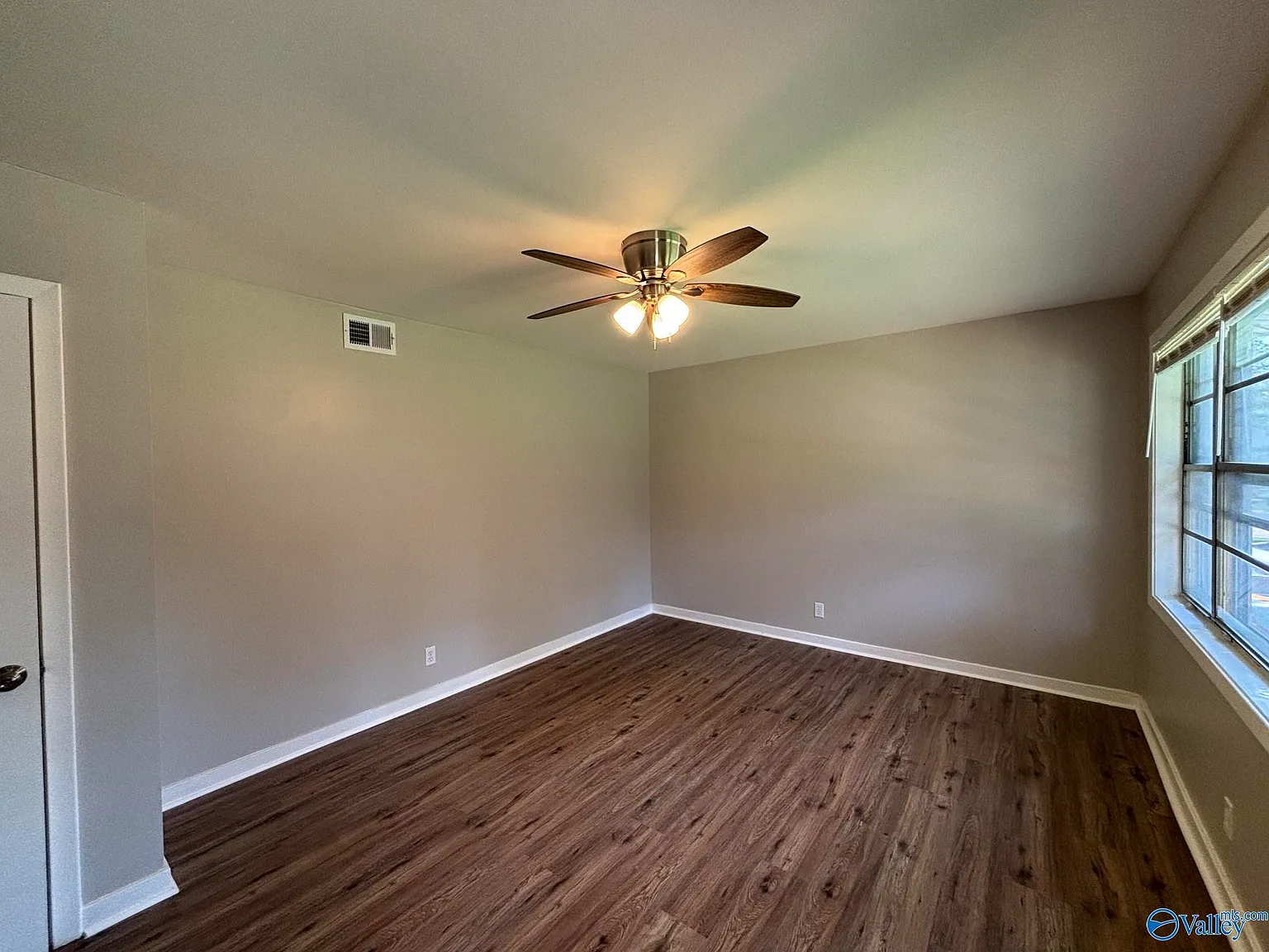 3 bed, 1.5 bath, 1036 sqft, $1,300 — Photo 3