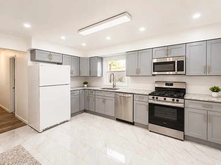 169 W 51st St #2 — Photo 4