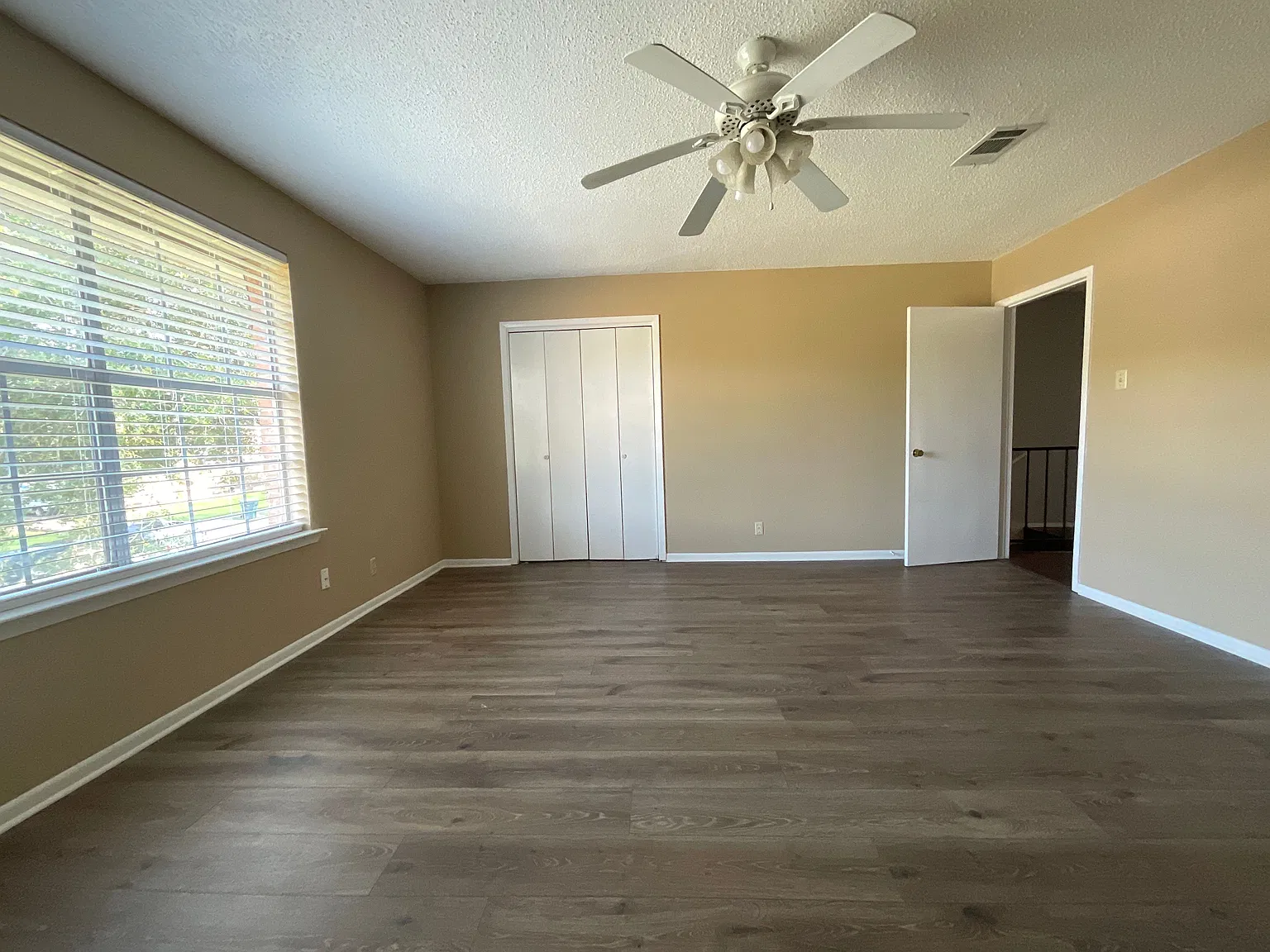 fully renovated Large 2 Bedroom and 2 Bath Apartment with 2 car garage and a privet fenced Back yard — Photo 2