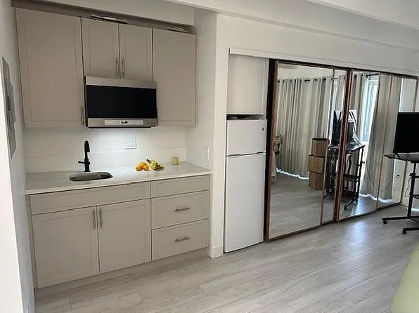 4001 S Ocean Blvd APT 209, South Palm Beach, FL 33480
