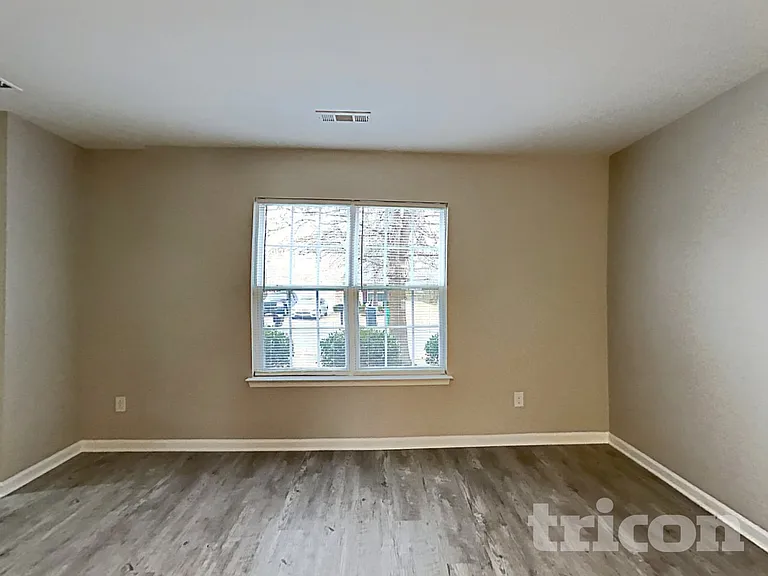 1131 Delander Ln — Photo 4