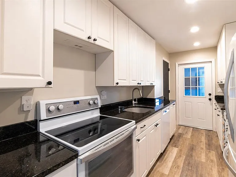 3018 19th Pl SW — Photo 9