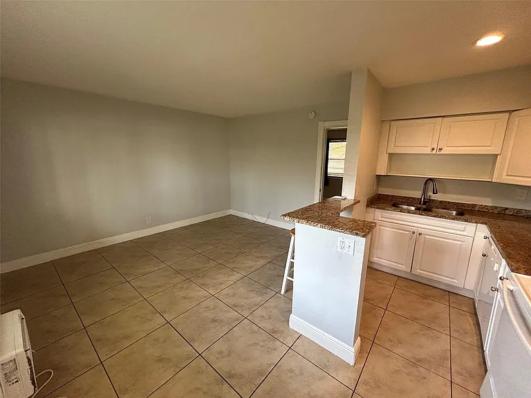 921 NE 17th Ave #2 — Photo 5