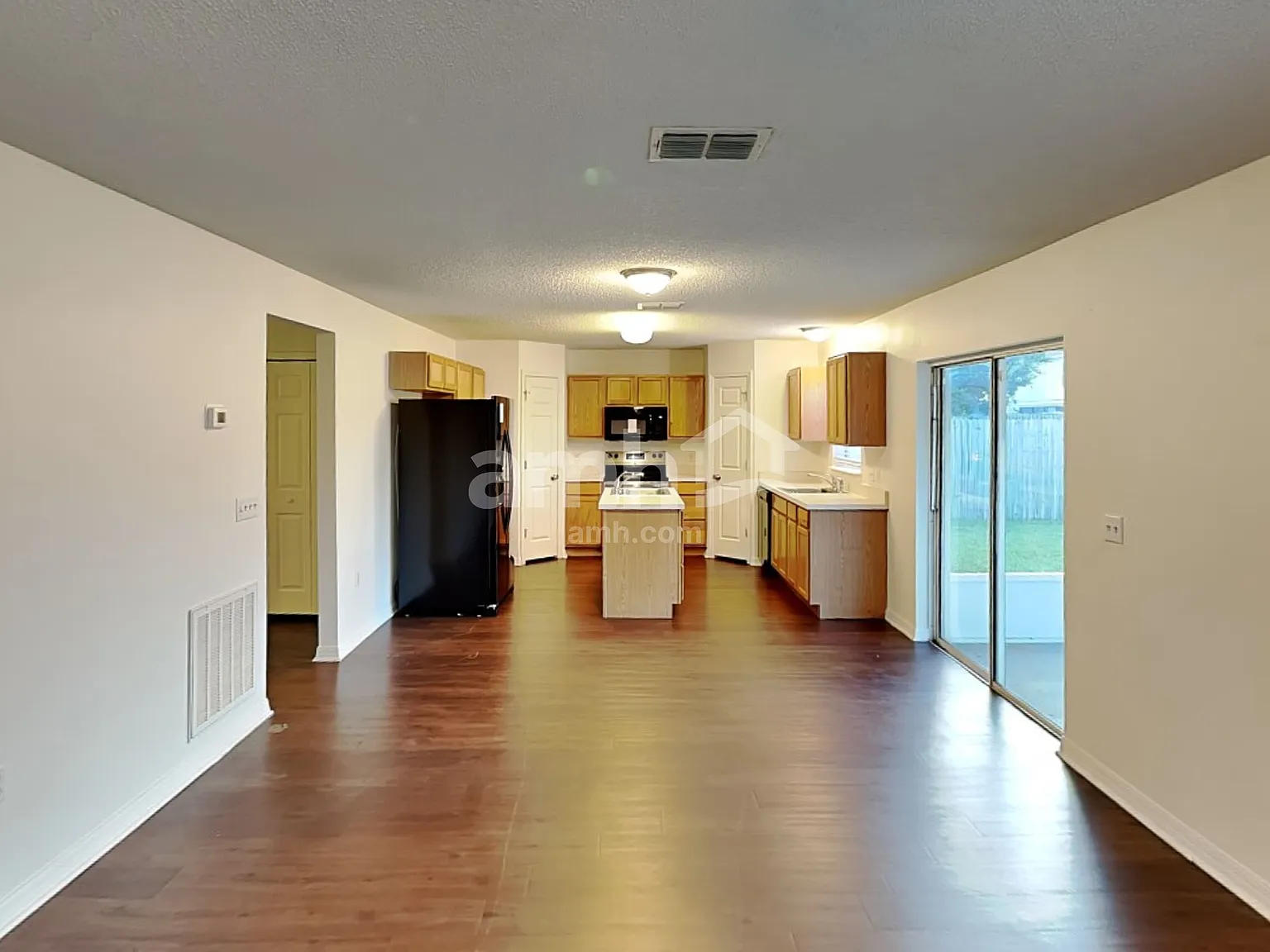 4 bed, 2.5 bath, 2877 sqft, $2,495 — Photo 4