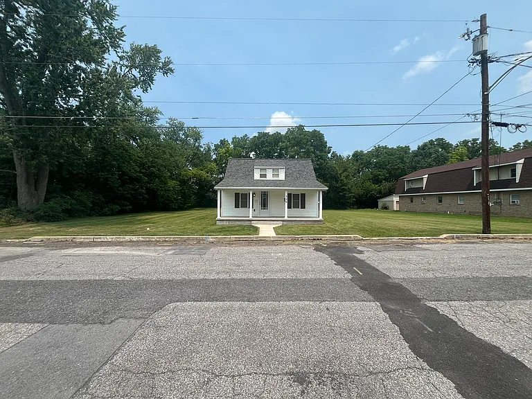 328 Tyrone St — Photo 34