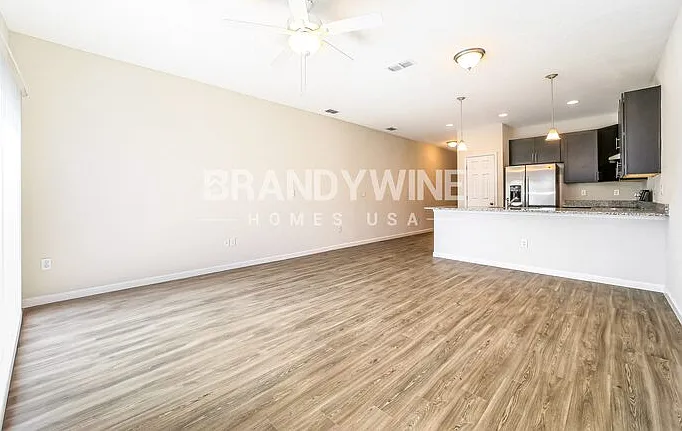 558 Kit St — Photo 7