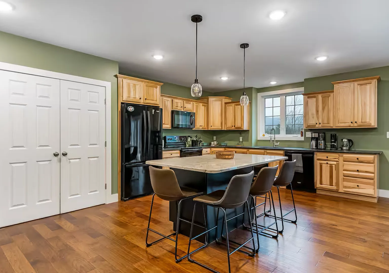 4 Bedroom in Waterbury, VT Available NOW (Furnished + Utilities included) — Photo 4