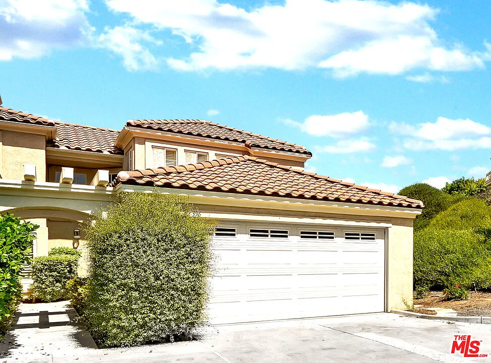3 bed, 3.0 bath, 1660 sqft, $5,200 — Photo 3