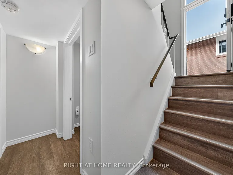 1599 Sandgate Cres #LOWER — Photo 4