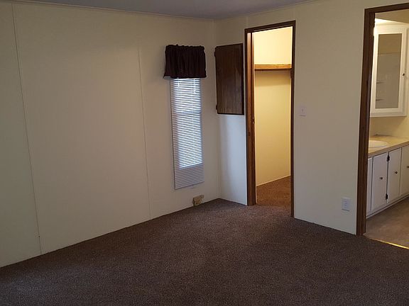 Bedroom w/ large closet