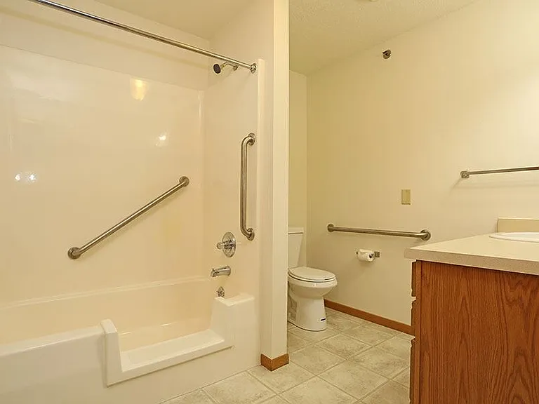 BAY MANOR APARTMENTS — Photo 30