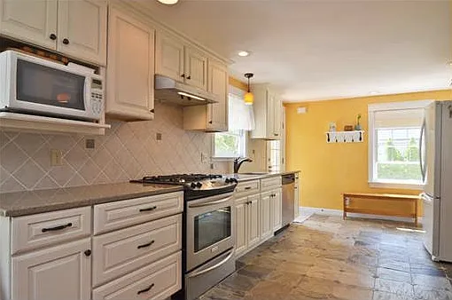 19 Harding Ave — Photo 1