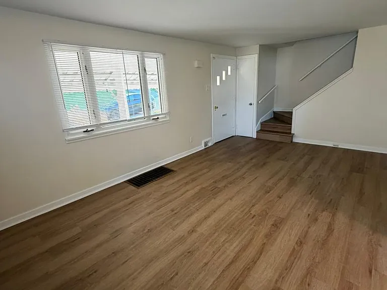 605 Thompson Ave — Photo 5