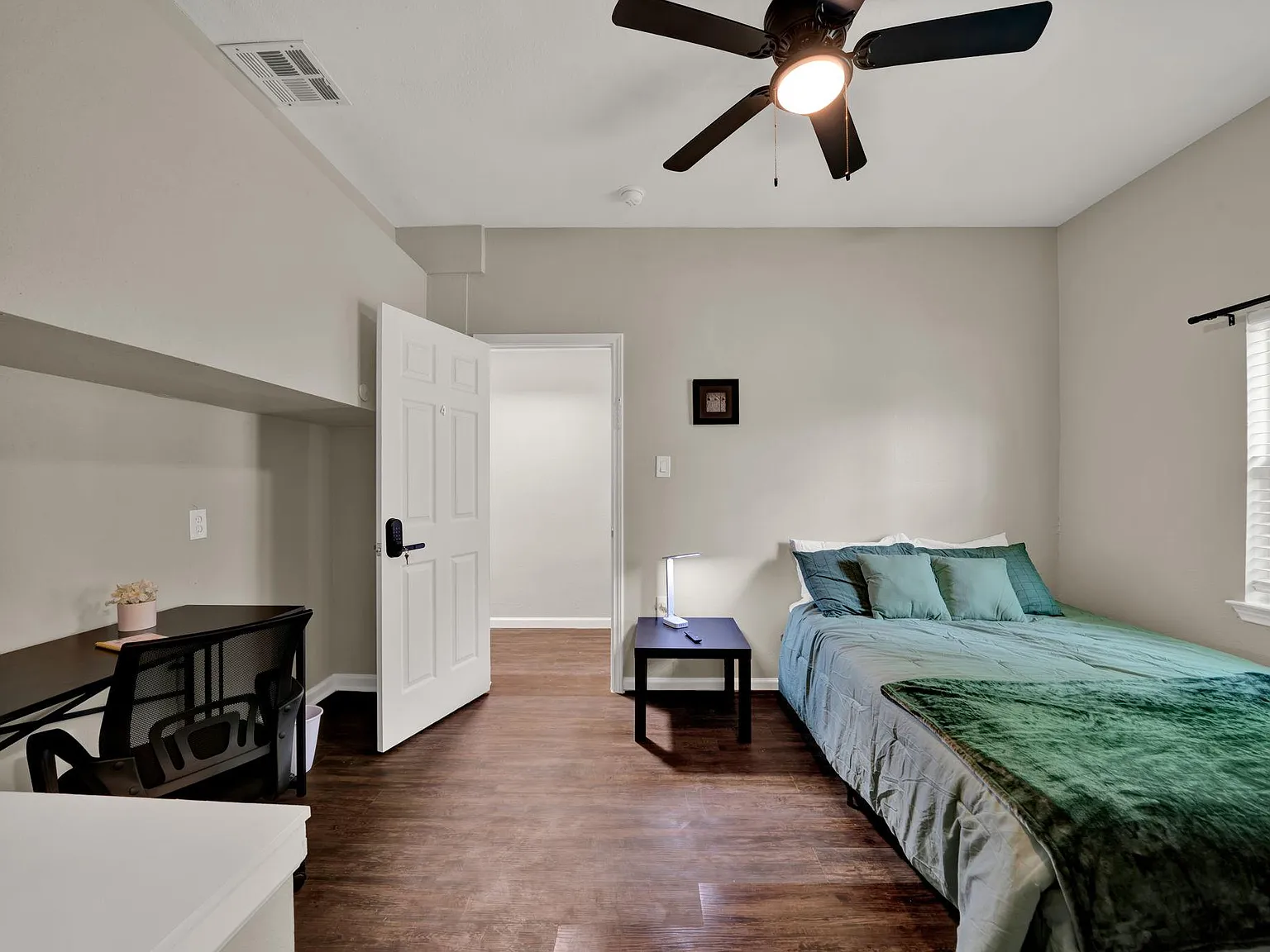 4 bed, 3.0 bath, 2000 sqft, $706 — Photo 2