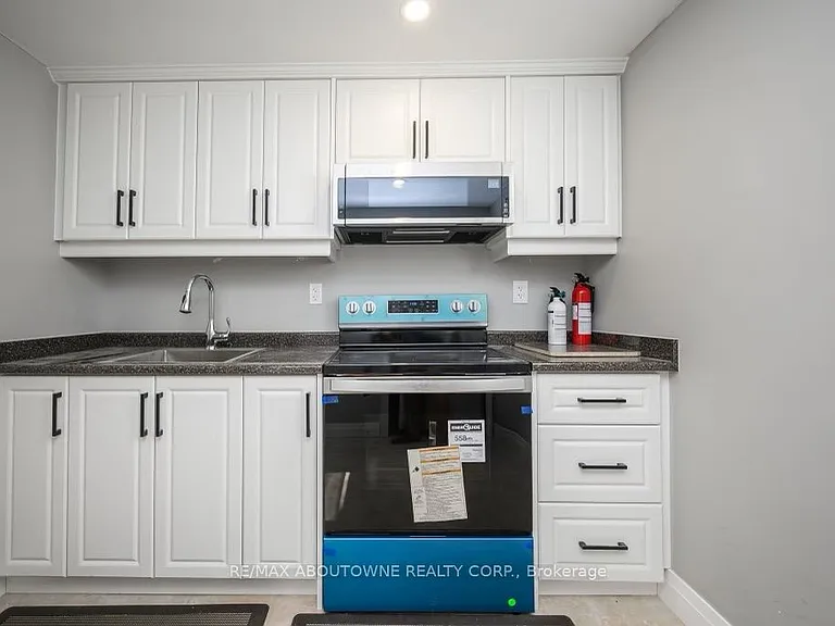 2444 Woburn Cres — Photo 4