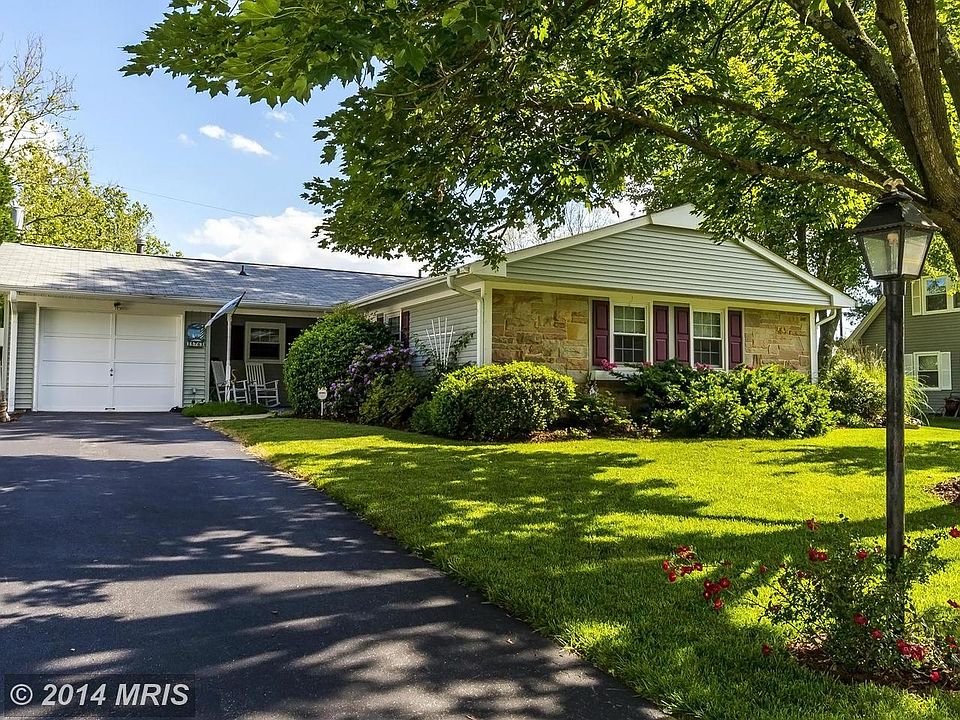 2nd image of 15761 Pointer Ridge Dr
