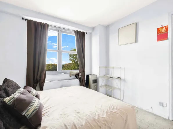 61-20 Grand Central Parkway image 13 of 24