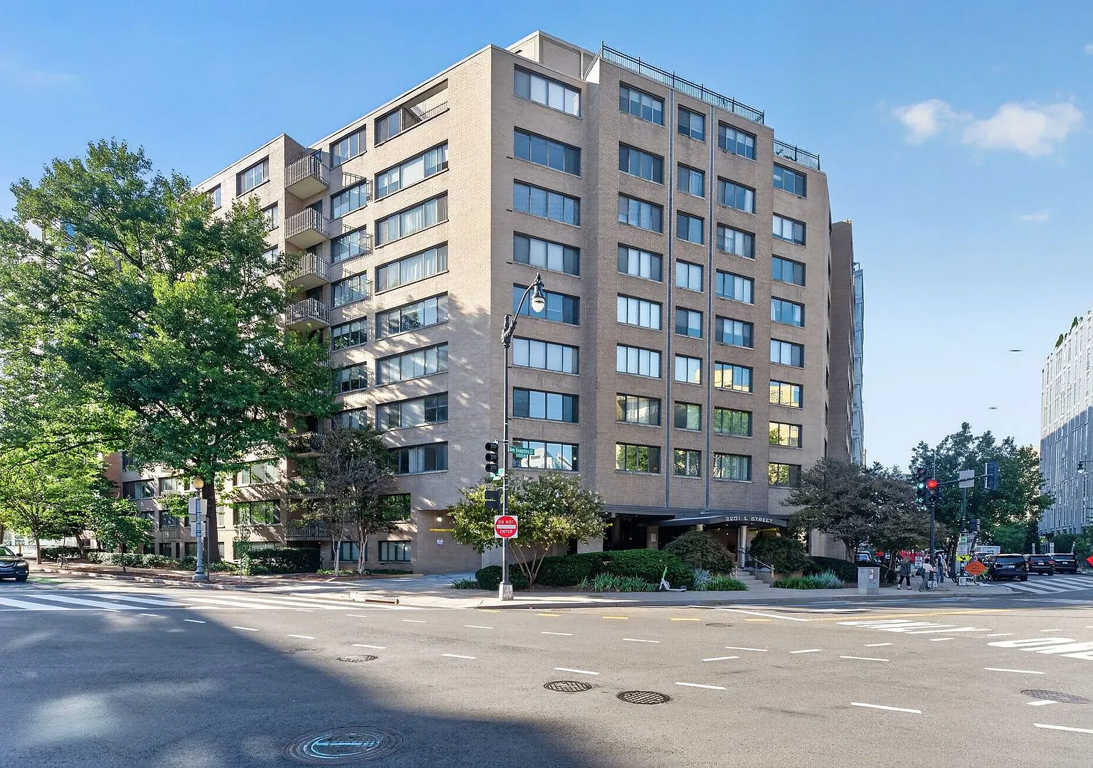 Available Now! Stylish West End Home with Rooftop Pool, 24-Hour Front Desk & Prime Location — Photo 2