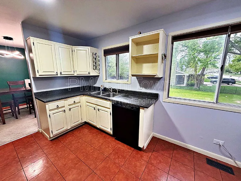 800 W Beechtree Ln — Photo 9