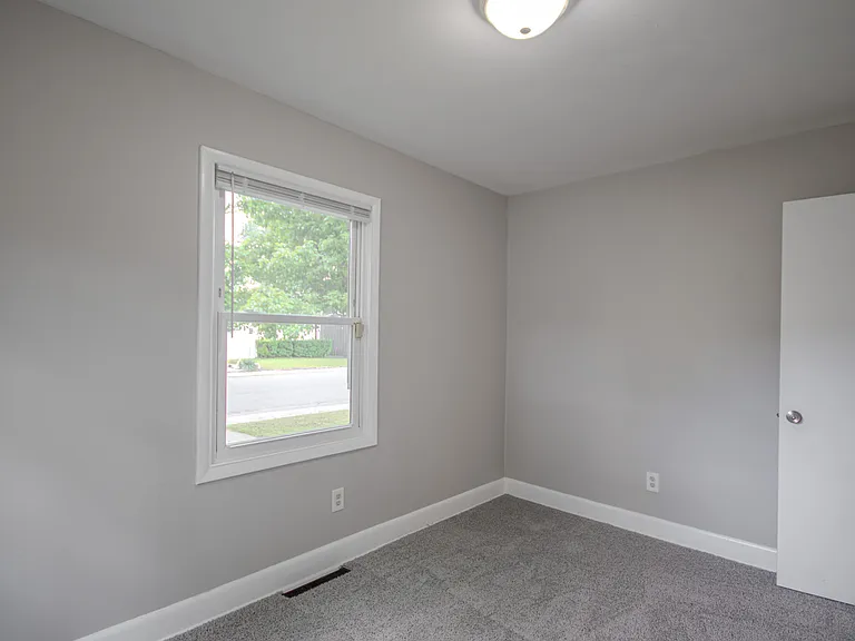 910 Roger St — Photo 12
