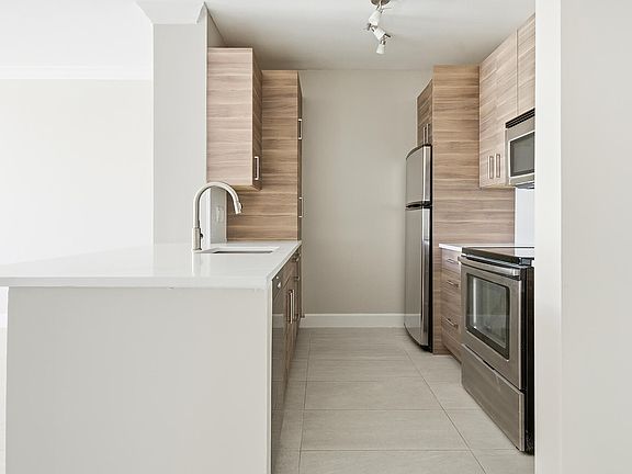 3rd image of 630 S Sapodilla Avenue #533