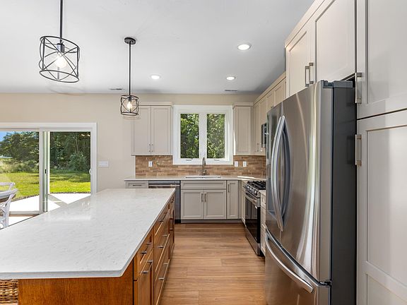3rd image of 1468 Maplewood Dr #9
