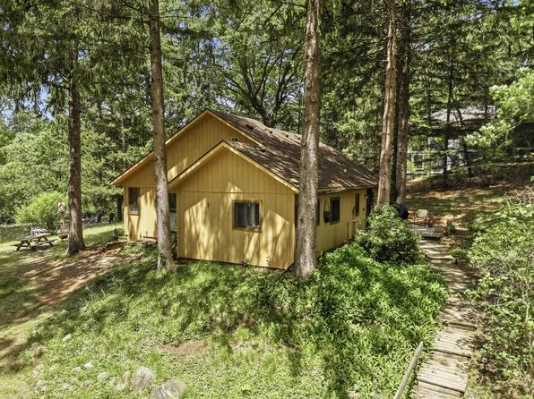 4501 Cornwell Ln, Whitmore Lake, MI 48189