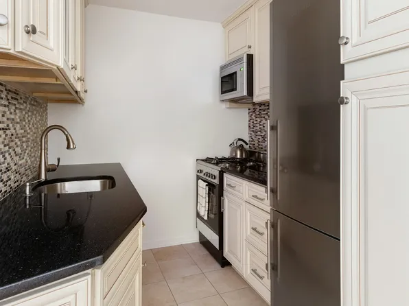 201 East 21st Street image 4 of 6