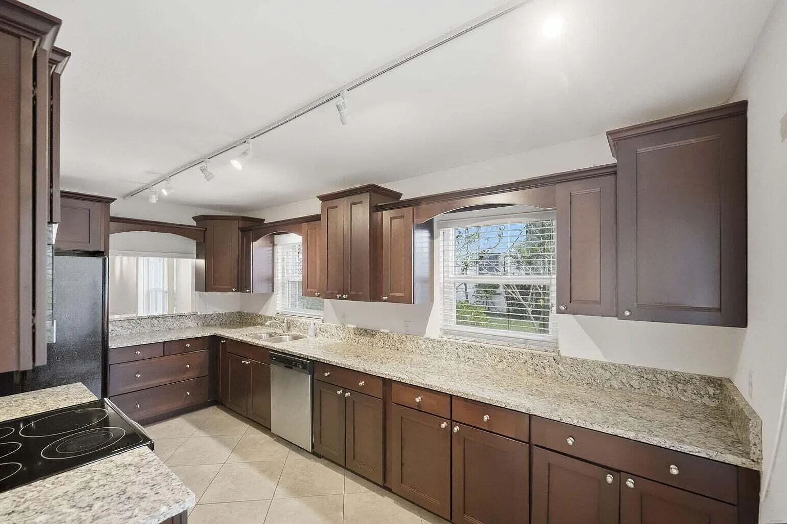 2 bed, 2.0 bath, 1095 sqft, $2,000 — Photo 2
