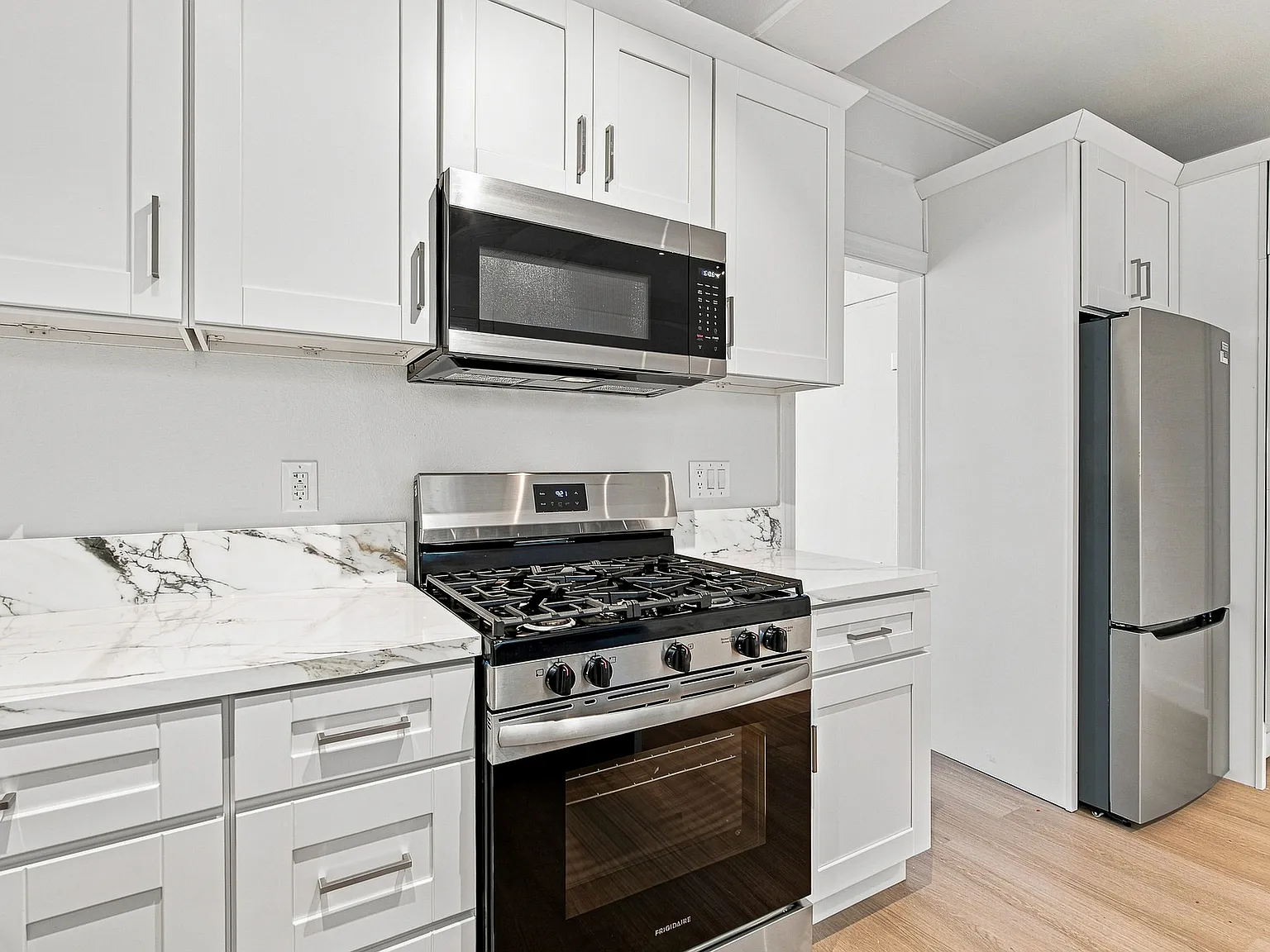 2 bed, 900 sqft, $2,562 — Photo 3