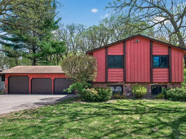 8285 Pleasant View Dr, Mounds View, MN 55112