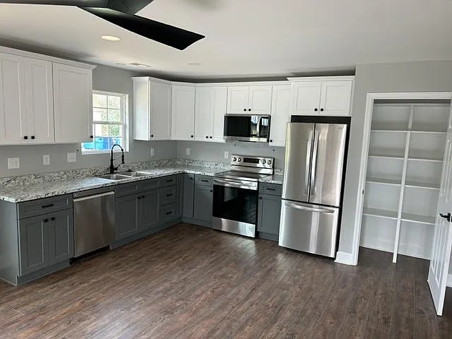 Kitchen w/ pantry