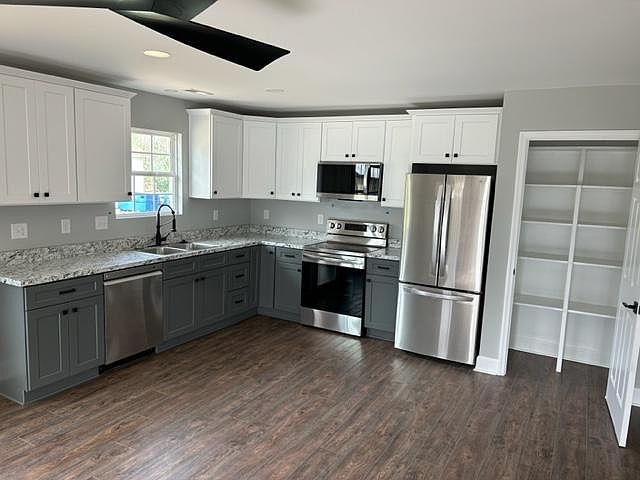 Kitchen w/ pantry