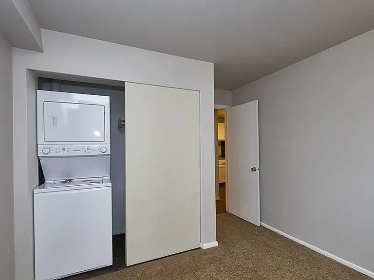 The Azlee Apartments — Photo 9