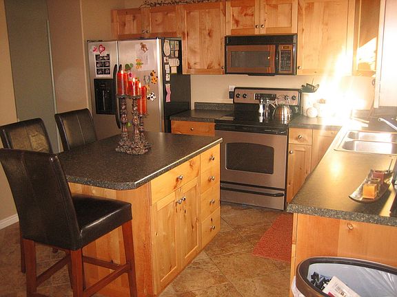 Kitchen with great bar area, custom 16in tile, alder cabinets and stainless 