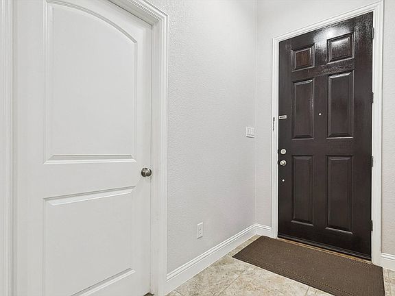 3rd image of 316 Highwood Trl