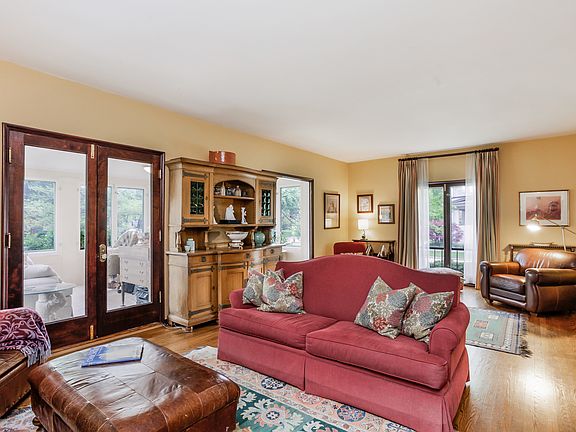 5th image of 301 N Taylor Ave