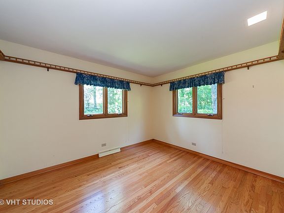 5th image of 1065 Woodfield Ln