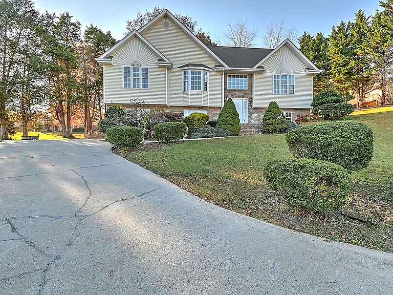 168 Old Mill Ct — Photo 2