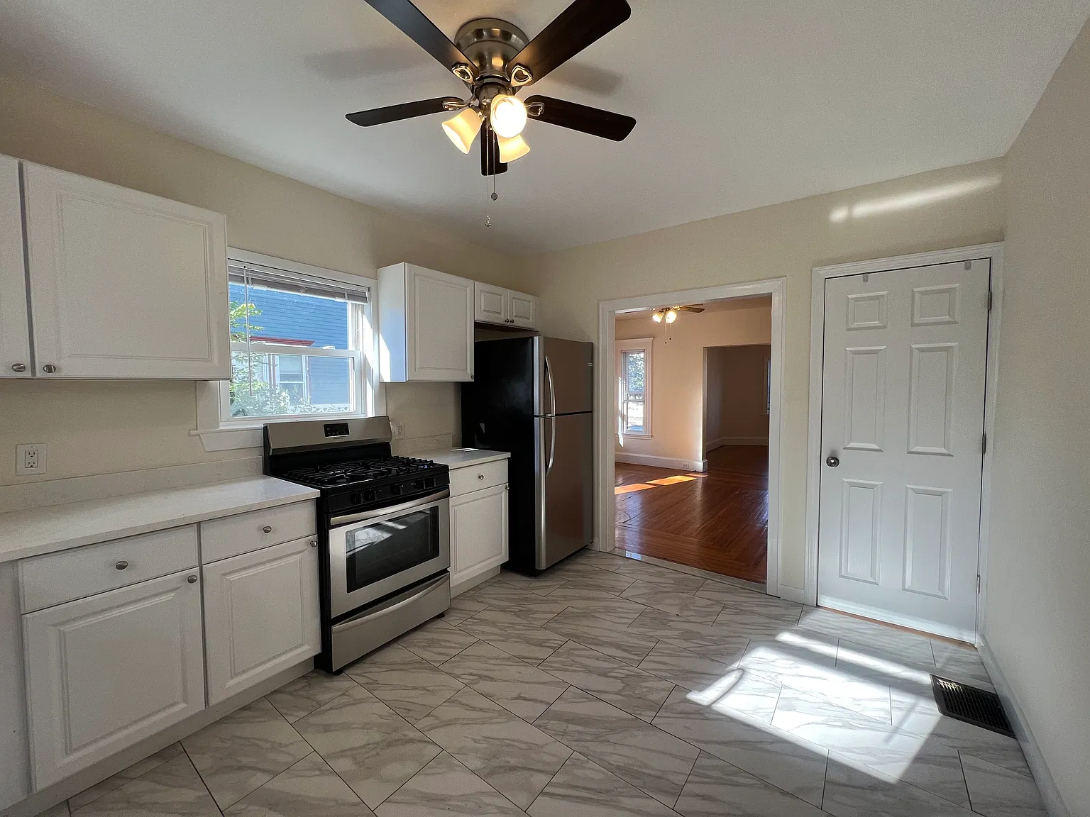 2 bed, 700 sqft, $2,700 — Photo 3