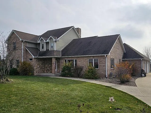 145 Victoria CIRCLE photo 1