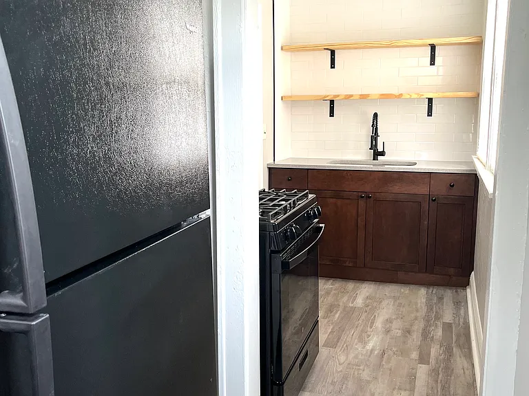 619 Tanglewood St #4 — Photo 3