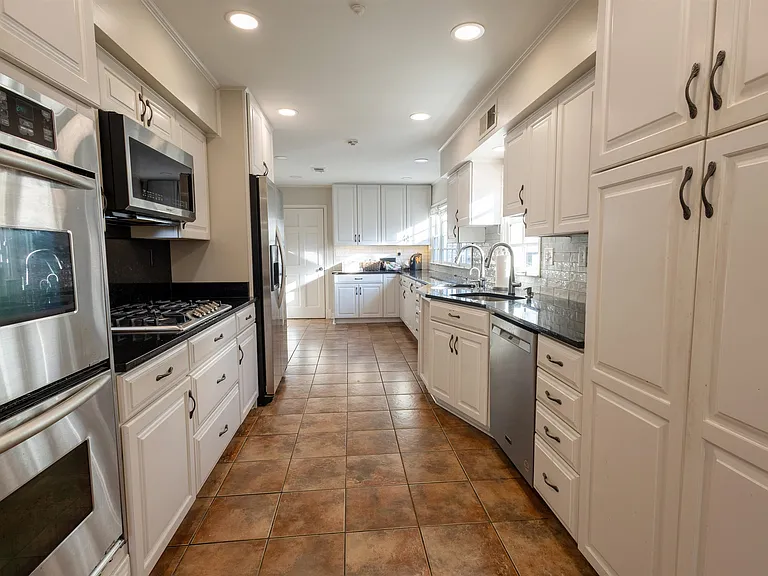 510 Berkeley Sq — Photo 9
