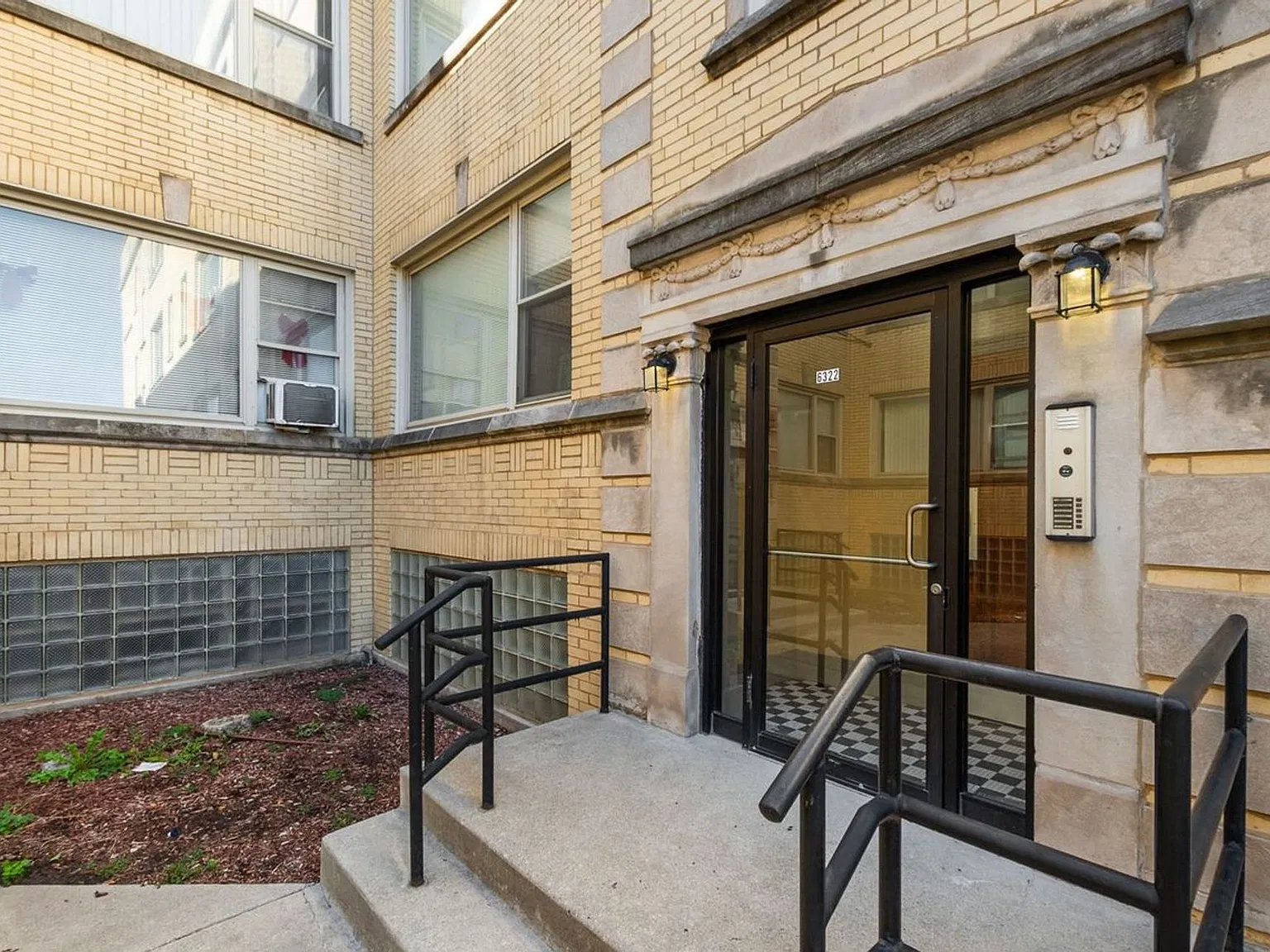 6320 S Troy St — Photo 2
