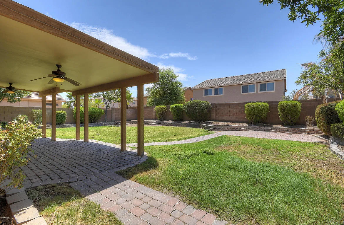 Gorgeous 4 Bed Home Plus Den In Great Condition!! Must See!! — Photo 2